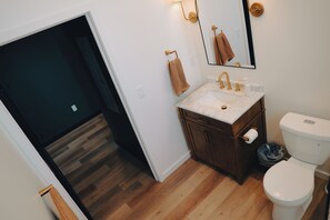 Serviettes fournies, savon, shampoing, papier toilette