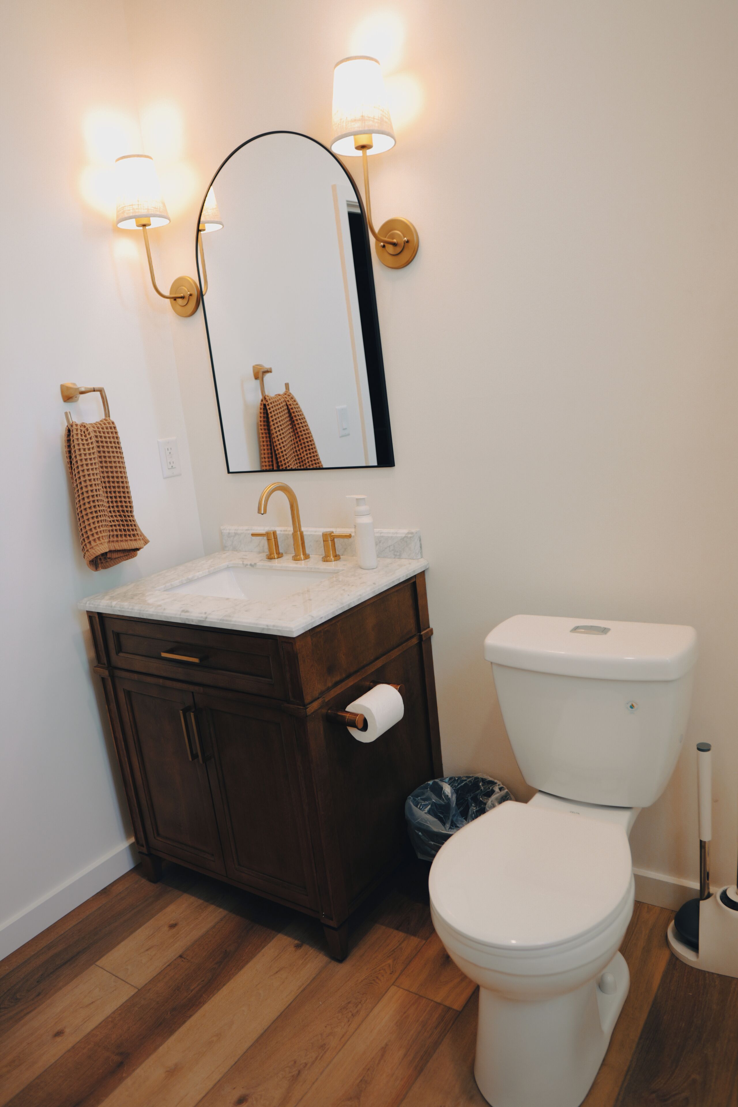 Asciugamani, sapone, shampoo, carta igienica