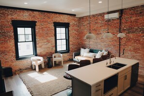 Interior - The Garage - Par 3 (Sidney)