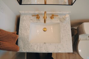 Serviettes fournies, savon, shampoing, papier toilette