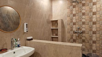 Dusche, Haartrockner, Bidet, Handtücher