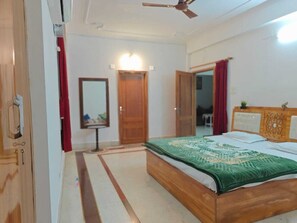 8 bedrooms, iron/ironing board, WiFi, bed sheets - Peaceful place for stay, Property is in heart of kashi, book now pay at property (Varanasi)