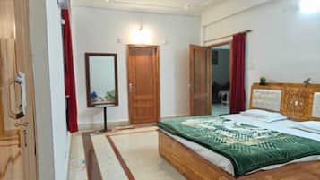 8 bedrooms, iron/ironing board, WiFi, bed sheets