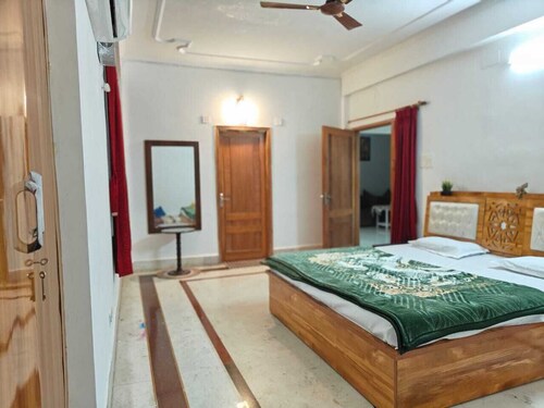 Peaceful place for stay, Property is in heart of kashi, book now pay at property