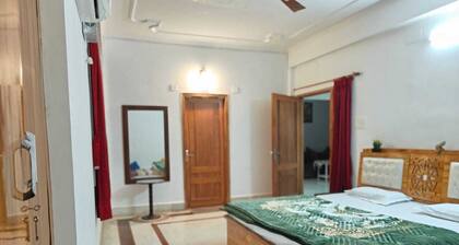 Peaceful place for stay, Property is in heart of kashi, book now pay at property