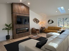 Smart TV, fireplace, foosball, table tennis - Riverfront home sleeps 14 with Dock and Game Room. (Bend)