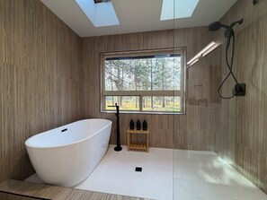 Shower, hair dryer, towels, soap - Riverfront home sleeps 14 with Dock and Game Room. (Bend)