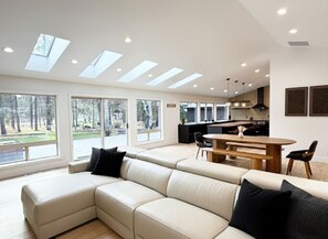 Smart TV, fireplace, table football, ping pong - Riverfront home sleeps 14 with Dock and Game Room. (Bend)