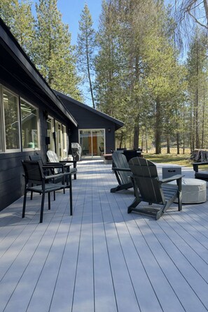 Terrace/patio - Riverfront home sleeps 14 with Dock and Game Room. (Bend)