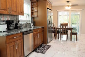 Private kitchen - Poolside Paradise Temple Terrace (Tampa)