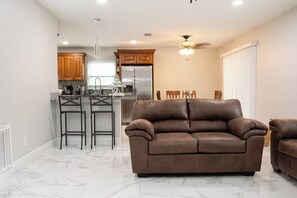 Living area - Poolside Paradise Temple Terrace (Tampa)