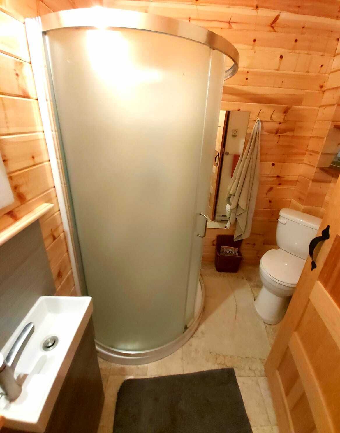 Regadera, toallas, jabón, papel de baño 