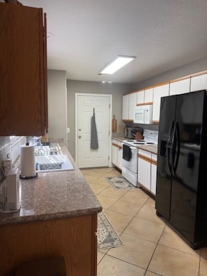 Private kitchen - 3-bedroom house in marvelous Lake Havasu City with POOL (Lake Havasu City)