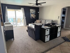 Living area - 3-bedroom house in marvelous Lake Havasu City with POOL (Lake Havasu City)