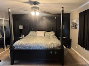 A four-poster bed with a canopy, a ceiling fan, and a nightstand with a lamp. - 3-bedroom house in marvelous Lake Havasu City with POOL (Lake Havasu City)