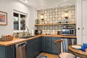 Microwave, dishwasher, coffee/tea maker, toaster