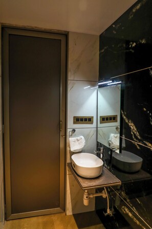 Chambre Double Deluxe | Salle de bain | Articles de toilette gratuits, serviettes fournies, savon, shampoing