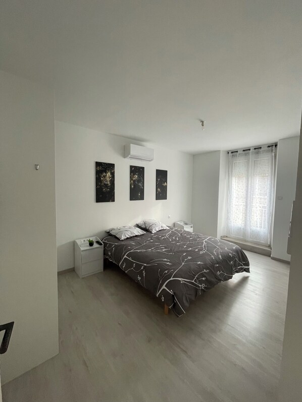 Fer et planche à repasser, accès Internet, draps fournis