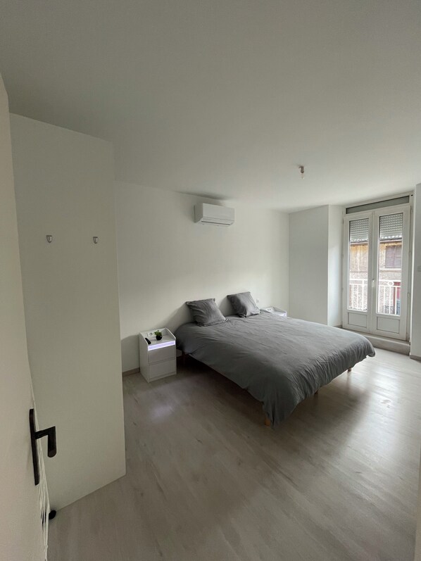 Tabla de planchar con plancha, Internet, ropa de cama