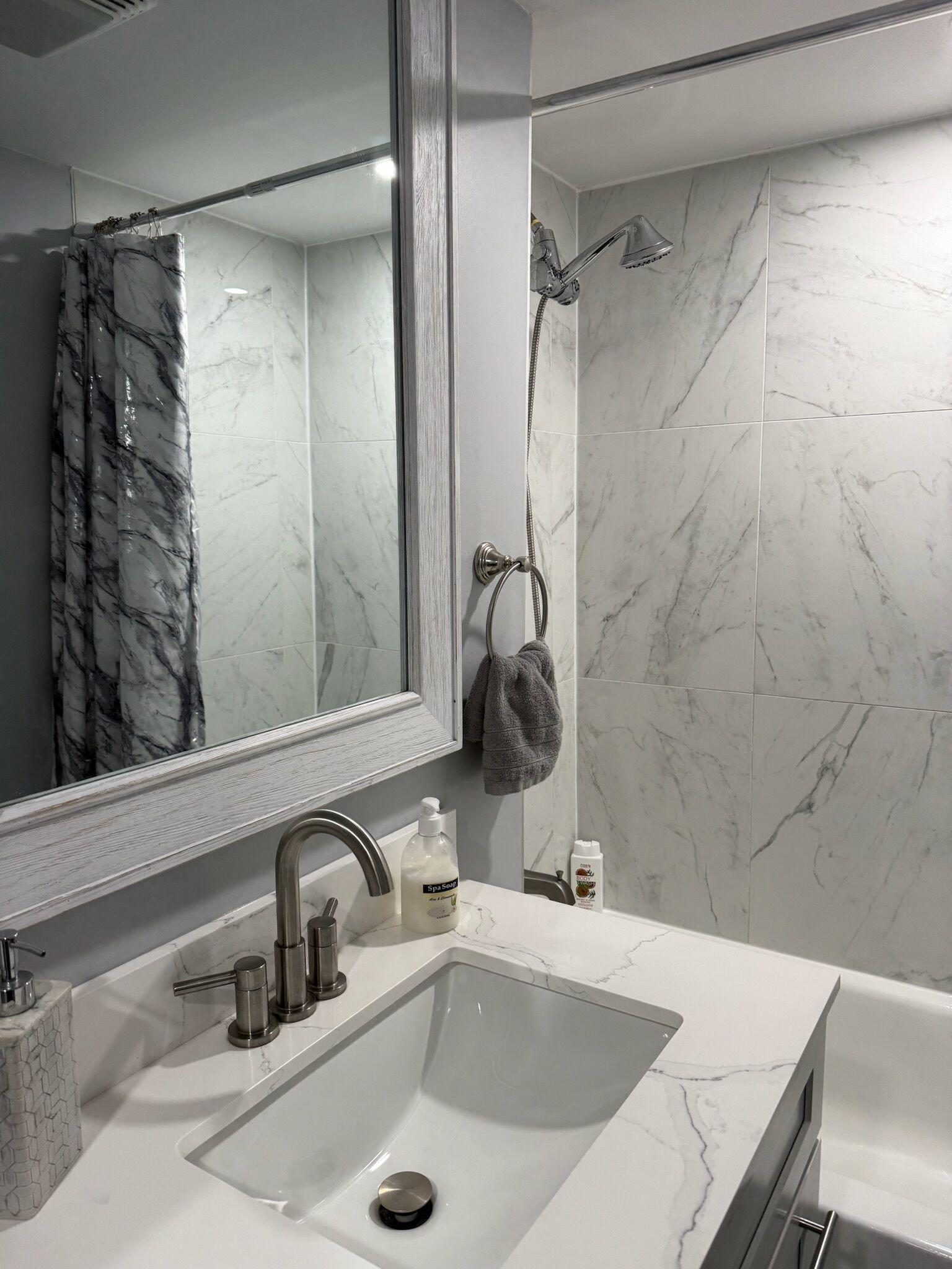 Secadora de cabello, toallas, papel de baño 