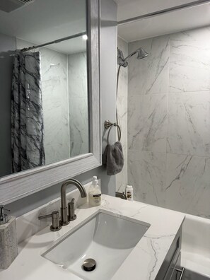 Secadora de cabello, toallas, papel de baño 