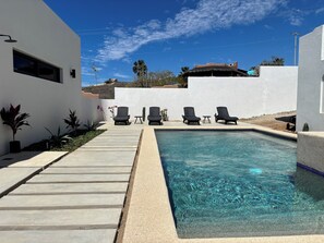 A heated pool - BRIGHT & COZY 1-KING BEDROOM CASITA WITH QUEEN SLEEPER IN CENTRAL CERRITOS BEACH (Pescadero)