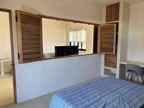 1 bedroom, desk, iron/ironing board, free WiFi - BRIGHT & COZY 1-KING BEDROOM CASITA WITH QUEEN SLEEPER IN CENTRAL CERRITOS BEACH (Pescadero)