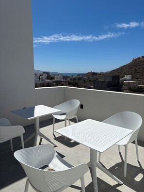 Outdoor dining - BRIGHT & COZY 1-KING BEDROOM CASITA WITH QUEEN SLEEPER IN CENTRAL CERRITOS BEACH (Pescadero)