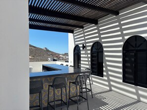 Outdoor dining - BRIGHT & COZY 1-KING BEDROOM CASITA WITH QUEEN SLEEPER IN CENTRAL CERRITOS BEACH (Pescadero)