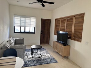 Smart TV - BRIGHT & COZY 1-KING BEDROOM CASITA WITH QUEEN SLEEPER IN CENTRAL CERRITOS BEACH (Pescadero)