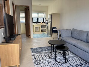 Smart TV - BRIGHT & COZY 1-KING BEDROOM CASITA WITH QUEEN SLEEPER IN CENTRAL CERRITOS BEACH (Pescadero)