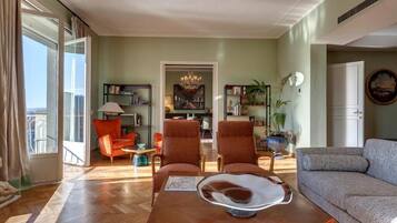 Smart TV, libri, impianto stereo