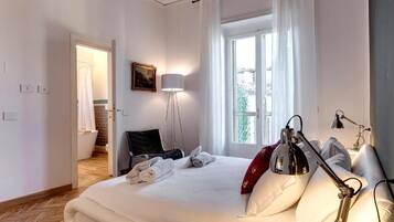 4 habitaciones, escritorio y tabla de planchar con plancha