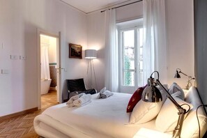 4 habitaciones, escritorio y tabla de planchar con plancha 