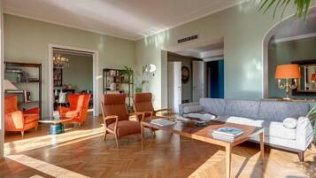 Smart TV, libri, impianto stereo