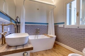 Secador de pelo, toallas, jabón, shampoo