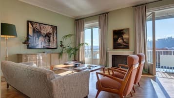 Smart TV, livros, aparelho de som