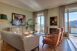 Smart TV, livros, aparelho de som