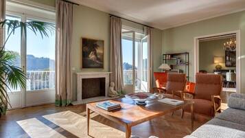 Smart TV, libros y estéreo