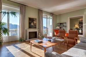 Smart TV, livros, aparelho de som