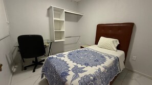 經典公寓, 3 間臥室, 庭院, 庭園景觀 | 遮光布/窗簾、熨斗/熨衣板、免費無線上網