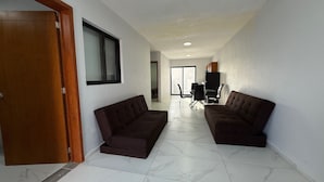 Classic-Apartment, 3 Schlafzimmer, Terrasse, Blick auf den Innenhof | Wohnbereich