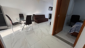 Classic Apartment, 3 Bedrooms, Patio, Courtyard View | Langsir/tirai gelap terus, seterika/papan seterika, Wi-fi percuma 