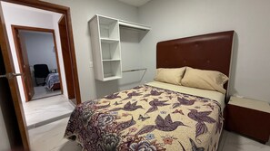 Appartement Classique, 3 chambres, patio, vue cour intérieure | Rideaux occultants, fer et planche à repasser, Wi-Fi gratuit