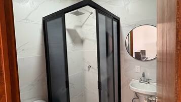 Classic-Apartment, 3 Schlafzimmer, Terrasse, Blick auf den Innenhof | Badezimmer