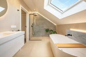 Shower, hair dryer, towels, soap - Villa Flora (Colares)
