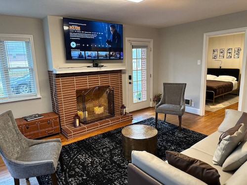 10 mins to Uptown: Early Check in, Pool table, PS5