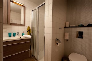 Shower, hair dryer, towels, soap - Studio53Amsterdam-Jordaan B&B. Next to Anne Frank House (Amsterdam)