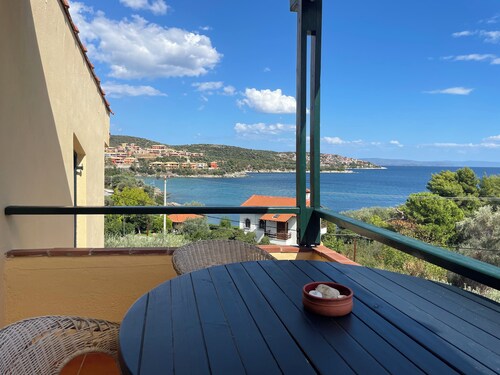 Family apartment with sea view, only 3 min away from private beach