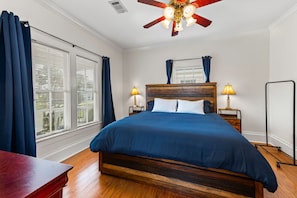 2 bedrooms, desk, iron/ironing board, free WiFi - Walk to Palafox St.; Beach 14 min drive, sleeps 6 (Pensacola)
